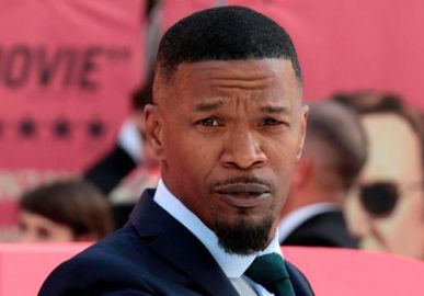 Três meses após internação, Jamie Foxx publica foto: <i>Temos grandes coisas chegando em breve</i>
