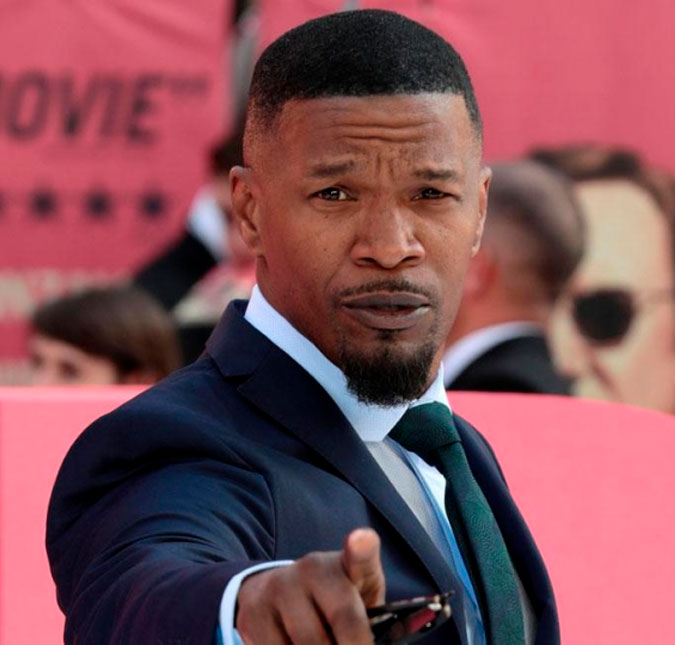 Três meses após internação, Jamie Foxx publica foto: <i>Temos grandes coisas chegando em breve</i>