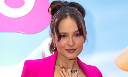 Larissa Manoela explica mensagem por trás de colar com pernas de <i>Barbie</i>