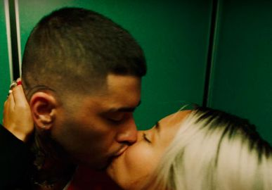 Zayn Malik troca beijos com atriz em videoclipe de <i>Love Like This</i>; confira o vídeo