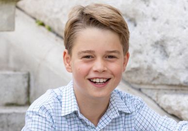 Príncipe George completa dez anos de idade e aparece sorridente em foto oficial