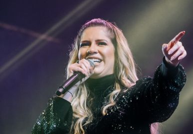 Equipe de Marília Mendonça celebra aniversário de 28 anos de idade da cantora: <i>É no presente que ela se faz presente</i>