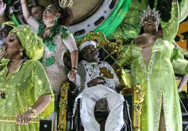 Após ficar internado por cerca de 20 dias, Arlindo Cruz recebe alta e filha comemora; veja