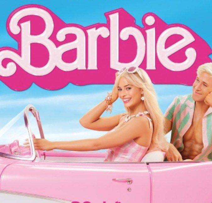 Com lançamento de sucesso, Barbie se torna a maior estreia de um filme dirigido por uma mulher, diz revista O longa arrecadou cerca de 750 milhões de reais, e Oppenheimer faturou mais de 380 milhões de reais em três dias