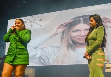 Maiara e Maraisa homenageiam Marília Mendonça durante <i>show</i>; confira as fotos