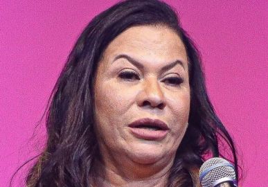 Mãe de Marília Mendonça rebate críticas após deixar o neto conhecer sósia da cantora: <i>Gente sem noção</i>