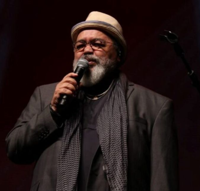 Após alta médica, Jorge Aragão agradece apoio de fãs e pede: <i>Se cuidem</i>
