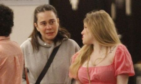 Alessandra Negrini dispensa a cor rosa para assistir <i>Barbie</i> no cinema