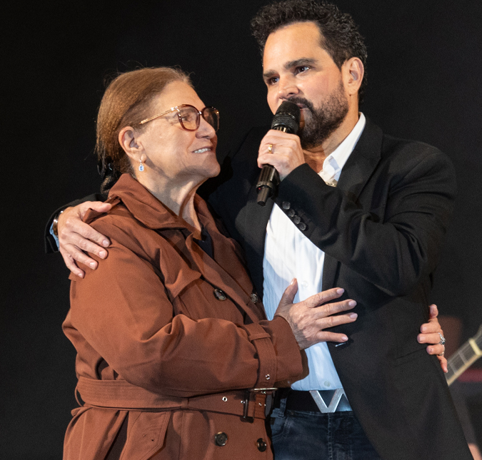 Com a presença da mãe, Luciano Camargo reúne mais de 20 mil pessoas em sua estreia com <i>show</i> gospel