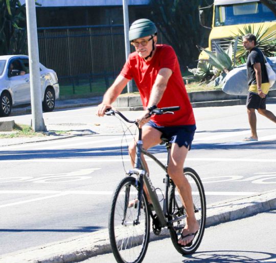 No Dia Mundial da Bicicleta, confira os famosos que sempre são clicados andando de <i>bike</i>!