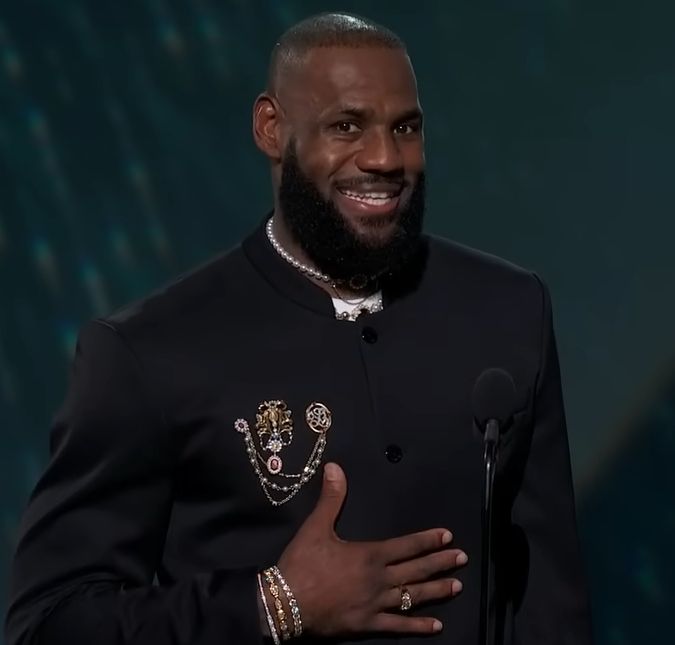 Após parada cardíaca, filho de LeBron James surge tocando piano nas redes sociais Mostrando que o susto passou, Bronny mostrou que é bom também na música