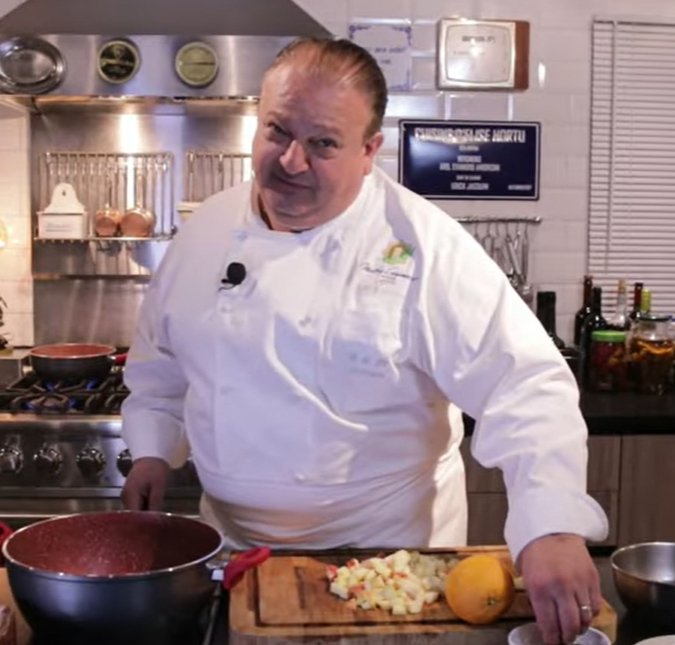 Após polêmica sobre higiene, Erick Jacquin posta vídeo tomando banho