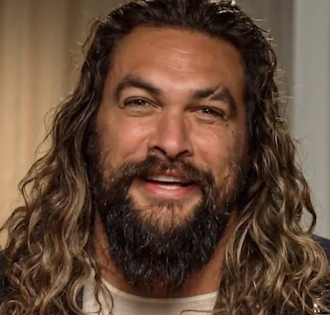 Jason Momoa encara neve e entra em <i>jacuzzi</i> para comemorar aniversário