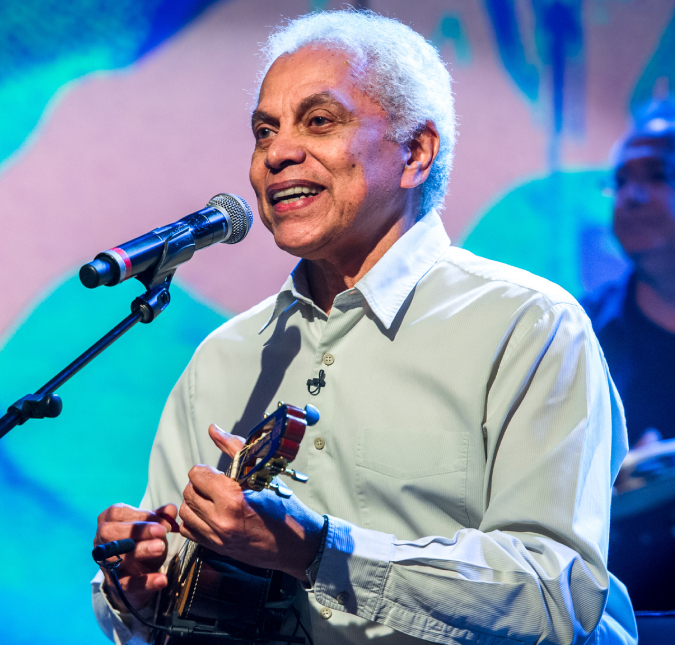 Paulinho da Viola é submetido a cirurgia e boletim médico revela que o músico passa bem