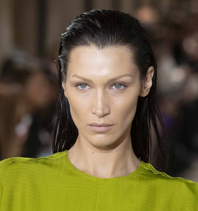 Bella Hadid desabafa em postagem após passar por tratamento de saúde intensivo: <I>Me custou um preço que não consigo explicar</i>