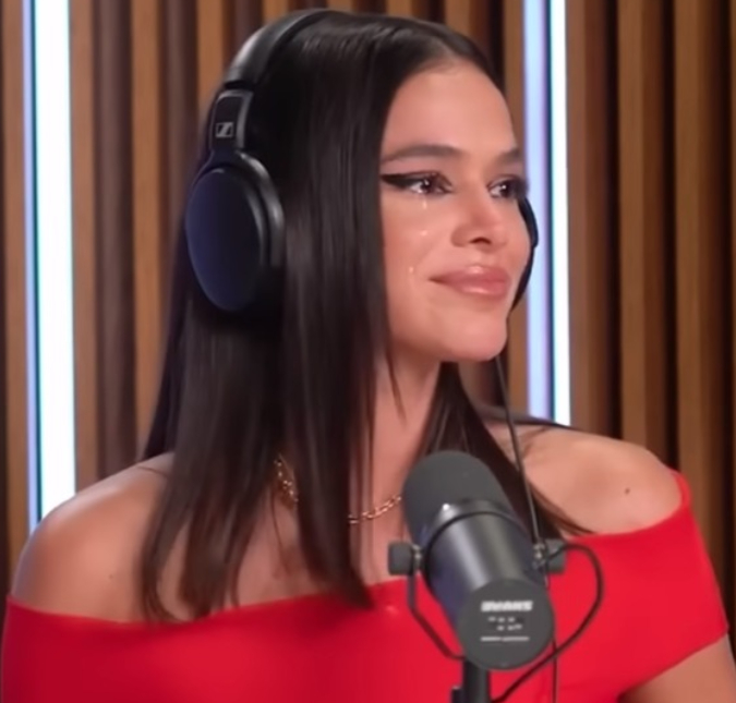 Bruna Marquezine se emociona ao ver pôster de <I>Besouro Azul</i> em Los Angeles: <I>Vou mandar para minha mãe</i>