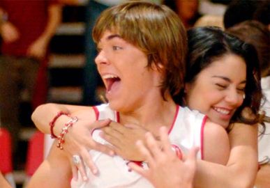 Sabia que Zac Efron não era a primeira opção para ser o Troy? Confira as maiores curiosidades dos filmes de <i>High School Musical</i>