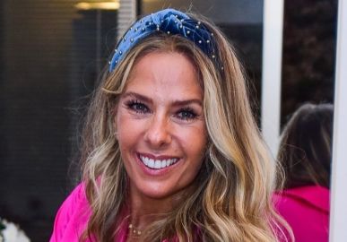 Adriane Galisteu se confunde na hora de comprar sapato em Londres: <i>Os dois pés são direitos</i>