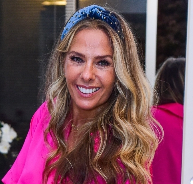 Adriane Galisteu se confunde na hora de comprar sapato em Londres: <i>Os dois pés são direitos</i>