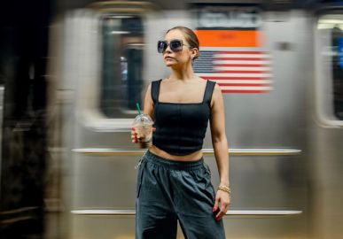Carla Diaz posa belíssima no metrô dos Estados Unidos. Confira um colírio com as melhores fotos da atriz!