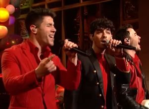 Eles estão com tudo! <i>Jonas Brothers</i> celebram início de turnê mundial: <i>Cinco álbuns a cada noite</i>
