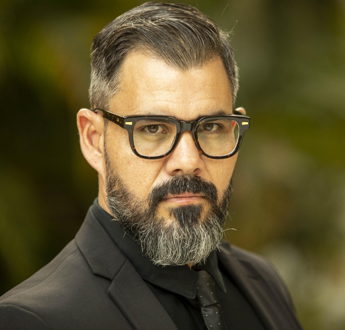 No ar em <i>Fuzuê</i>, Juliano Cazarré fala da sensação em estar pela primeira vez no horário das sete: <i>- Mais leve</i>