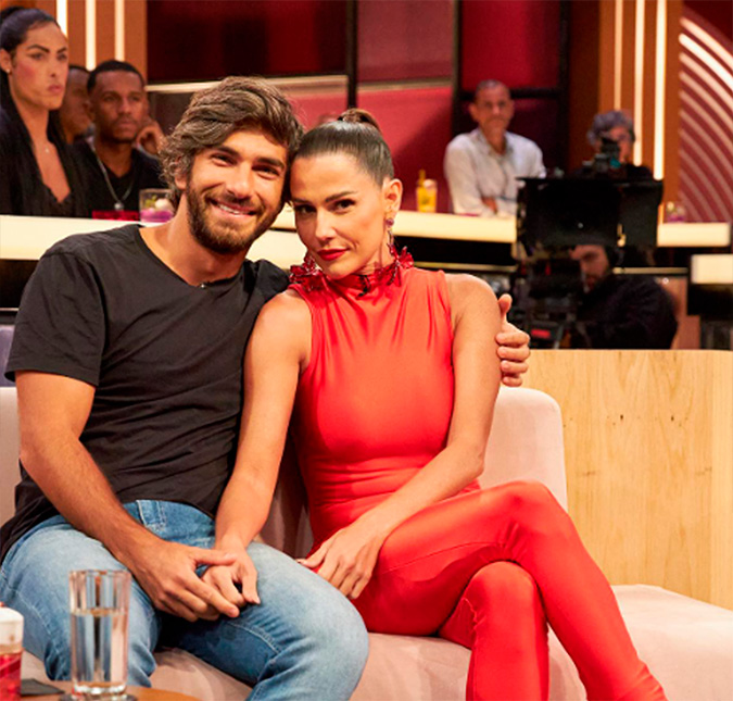 Deborah Secco revela que falar sobre partes íntimas do marido não é um tabu para ela: <I>- Proibido viraliza mais</I>