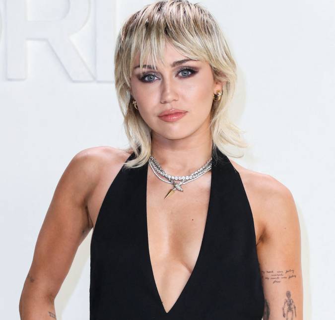 Miley Cyrus anuncia lançamento de <I>single, Used To Be Young</i>, no mesmo dia do <I>comeback</i> de Selena Gomez