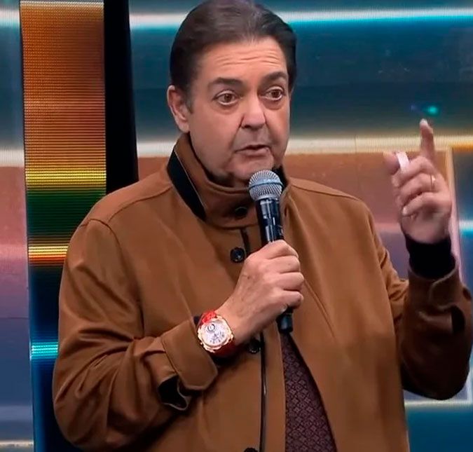 Fausto Silva anunciou no último domingo, dia 20, que precisará de um transplante no coração. Ele está internado no Hospital Albert Einstein desde o dia 5 de agosto devido a uma insuficiência cardíaca. No último boletim médico divulgado, a equipe que está cuidando de seu tratamento escreveu: Ele encontra-se sob cuidados intensivos e, em virtude do agravamento do quadro, há indicação para transplante cardíaco. O paciente está em diálise e necessitando de medicamentos para ajudar na força de bombeamento do coração. Fausto Silva já foi incluído na fila única de transplantes, regida pela Secretaria de Estado da Saúde de São Paulo, que leva em consideração, para definição da priorização, o tempo de espera, a tipagem sanguínea e a gravidade do caso.. A seguir, veja os famosos que prestaram apoio para o apresentador! Fausto Silva anunciou no último domingo, dia 20, que precisará de um transplante no coração. Ele está internado no Hospital Albert Einstein desde o dia 5 de agosto devido a uma insuficiência cardíaca. No último boletim médico divulgado, a equipe que está cuidando de seu tratamento escreveu: Ele encontra-se sob cuidados intensivos e, em virtude do agravamento do quadro, há indicação para transplante cardíaco. O paciente está em diálise e necessitando de medicamentos para ajudar na força de bombeamento do coração. Fausto Silva já foi incluído na fila única de transplantes, regida pela Secretaria de Estado da Saúde de São Paulo, que leva em consideração, para definição da priorização, o tempo de espera, a tipagem sanguínea e a gravidade do caso.. A seguir, veja os famosos que prestaram apoio para o apresentador!