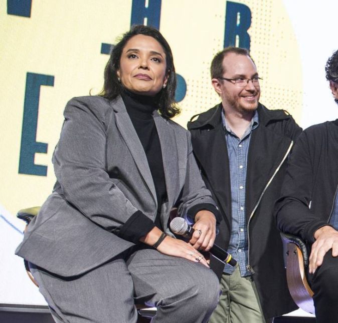 Parece um desafio, não é? Mas, os apresentadores, a diretora de conteúdo Fernanda Ortiz, e o diretor-geral do programa, Ignácio Iglesias, afirmaram que, apesar do grande desafio, contam muito com a interação do público. Então, se você tiver vontade de participar do programa pelas redes sociais, não pense duas vezes. Segundo eles, pode ser que seu vídeo apareça em rede nacional - muito legal, não é? Parece um desafio, não é? Mas, os apresentadores, a diretora de conteúdo Fernanda Ortiz, e o diretor-geral do programa, Ignácio Iglesias, afirmaram que, apesar do grande desafio, contam muito com a interação do público. Então, se você tiver vontade de participar do programa pelas redes sociais, não pense duas vezes. Segundo eles, pode ser que seu vídeo apareça em rede nacional - muito legal, não é?