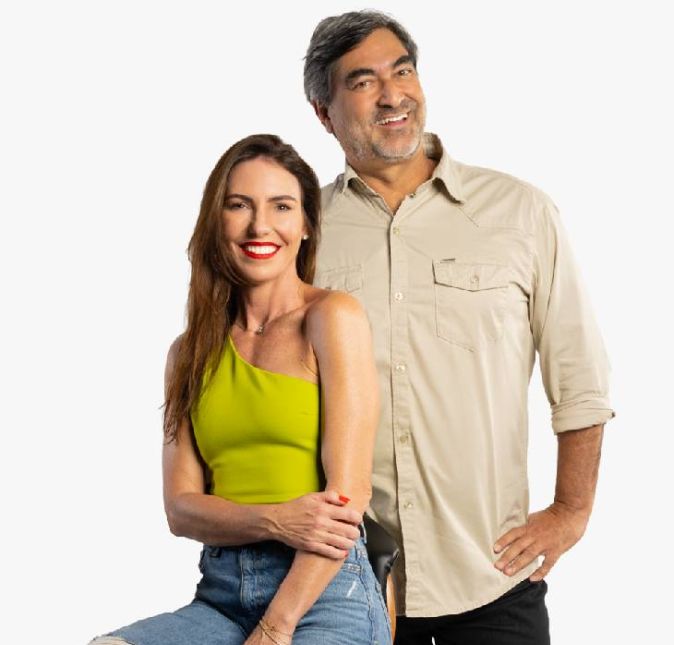 Diferente de outros programas, o Melhor da Noite será completamente ao vivo. Sim, Glenda e Zeca vão encarar o desafio de apresentar a nova atração da emissora se virando nos 30 todos os dias da semana. Segundo eles, a ideia é contar diversas histórias do Brasil e dos brasileiros, enquanto conversam, em tempo real, com os telespectadores. Mas, eles não vão conseguir dar conta de tantos assuntos sozinhos, não é? Diferente de outros programas, o Melhor da Noite será completamente ao vivo. Sim, Glenda e Zeca vão encarar o desafio de apresentar a nova atração da emissora se virando nos 30 todos os dias da semana. Segundo eles, a ideia é contar diversas histórias do Brasil e dos brasileiros, enquanto conversam, em tempo real, com os telespectadores. Mas, eles não vão conseguir dar conta de tantos assuntos sozinhos, não é?