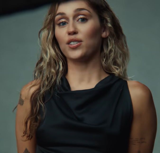 Miley Cyrus teria se emocionado bastante durante casamento de sua mãe