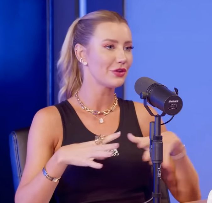 Ana Paula Siebert brinca com a calça rasgada na região do bumbum de Roberto Justus A influenciadora não quis mostrar o rasgo para as pessoas não se apaixonarem