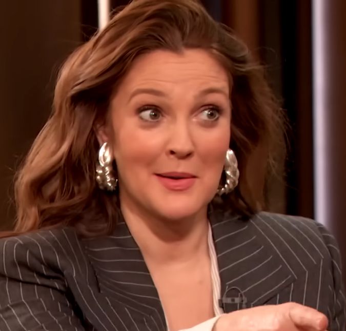 Drew Barrymore se assusta com stalker e deixa palco às pressas durante evento A atriz deixou o local ao lado da cantora Reneé Rapp, mas voltou pouco tempo depois