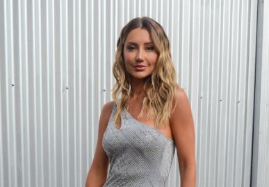 Ana Paula Siebert aposta em biquíni em formato de flor e <i>web</i> reage: <i>Vulgar</i>