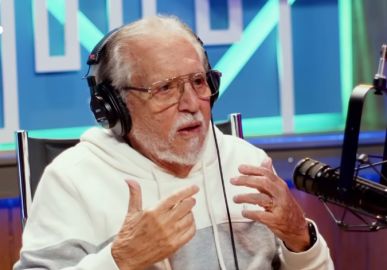 Carlos Alberto de Nóbrega aparece em <i>A Praça é Nossa</i> e mostra cicatriz na cabeça após cirurgia