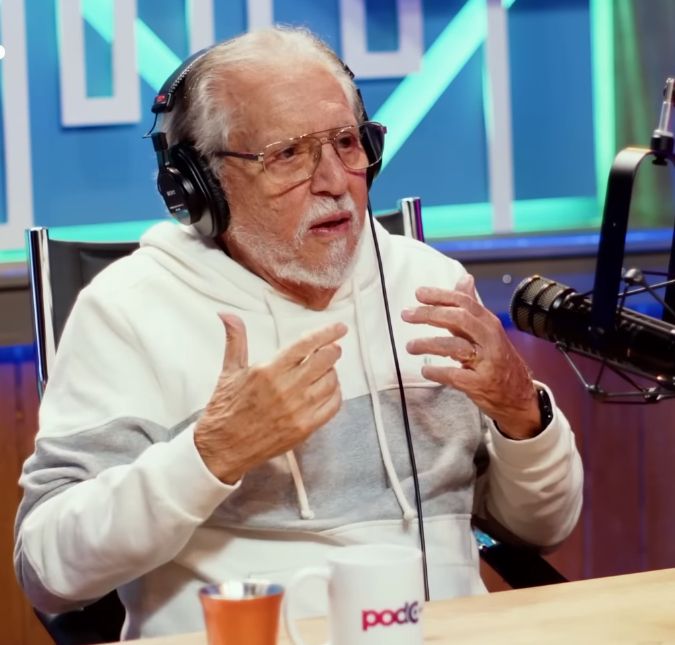 Carlos Alberto de Nóbrega aparece em A Praça é Nossa e mostra cicatriz na cabeça após cirurgia O apresentador sofreu um acidente doméstico em novembro de 2023 e precisou ser operado