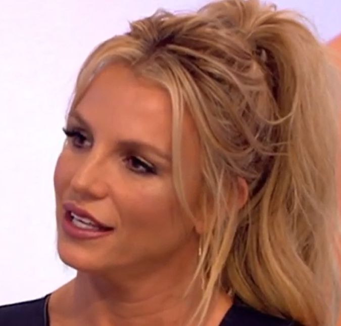 Britney Spears está solteira novamente, depois de seis anos ao lado Sam Asghari - com quem se casou em 2022. Desde que o término da relação foi divulgado pelo TMZ e confirmado pelas partes, Britney tem estado bastante ativa nas redes sociais, com publicações um tanto quanto inusitadas e até enigmáticas. Agora, aparentemente revoltada com a exposição de sua vida pessoal, Britney postou uma foto em suas redes sociais e mandou um recado sincero: Mexa comigo, eu te desafio. Eita! E não parou por aí, segundo o TMZ, Britney abriu a cabeça durante uma briga com Sam Asghari e acabou tendo que receber alguns pontos no local. Ela e Sam estavam brigando em um quarto de hotel e a situação ficou tão ruim que ela tropeçou e bateu na mesa de centro, abrindo a a cabeça. Ela precisou de pontos, disse uma fonte. A seguir, veja tudo que a cantora já fez depois de admitir o fim do relacionamento! Britney Spears está solteira novamente, depois de seis anos ao lado Sam Asghari - com quem se casou em 2022. Desde que o término da relação foi divulgado pelo TMZ e confirmado pelas partes, Britney tem estado bastante ativa nas redes sociais, com publicações um tanto quanto inusitadas e até enigmáticas. Agora, aparentemente revoltada com a exposição de sua vida pessoal, Britney postou uma foto em suas redes sociais e mandou um recado sincero: Mexa comigo, eu te desafio. Eita! E não parou por aí, segundo o TMZ, Britney abriu a cabeça durante uma briga com Sam Asghari e acabou tendo que receber alguns pontos no local. Ela e Sam estavam brigando em um quarto de hotel e a situação ficou tão ruim que ela tropeçou e bateu na mesa de centro, abrindo a a cabeça. Ela precisou de pontos, disse uma fonte. A seguir, veja tudo que a cantora já fez depois de admitir o fim do relacionamento!