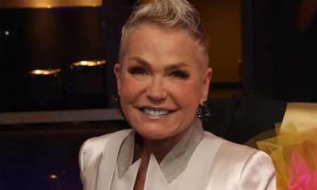 Xuxa Meneghel mostra cachorrinha Doralice com <i>look</i> inspirado na capa do álbum Xou da Xuxa 2