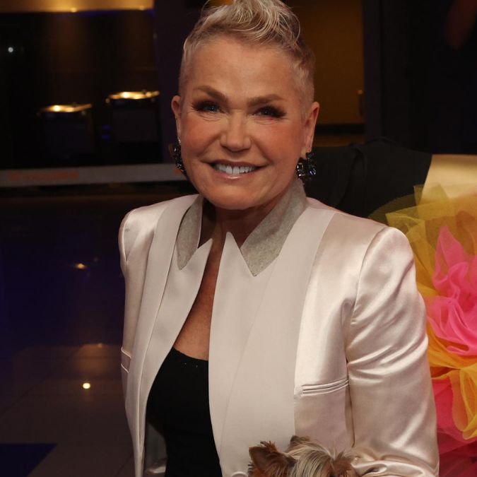 Xuxa Meneghel mostra cachorrinha Doralice com <i>look</i> inspirado na capa do álbum Xou da Xuxa 2