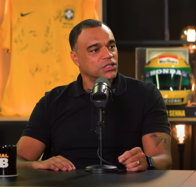 Denílson surge cantando música de Belo em pagode: <I>Grito entalado há 20 anos</i>