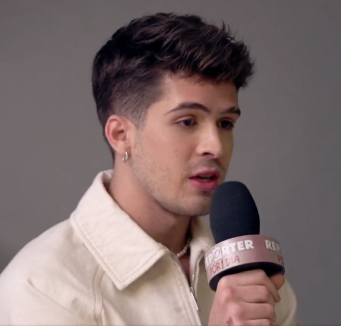 João Guilherme vira repórter por um dia e conversa com cantores da banda <I>Ateez</i>