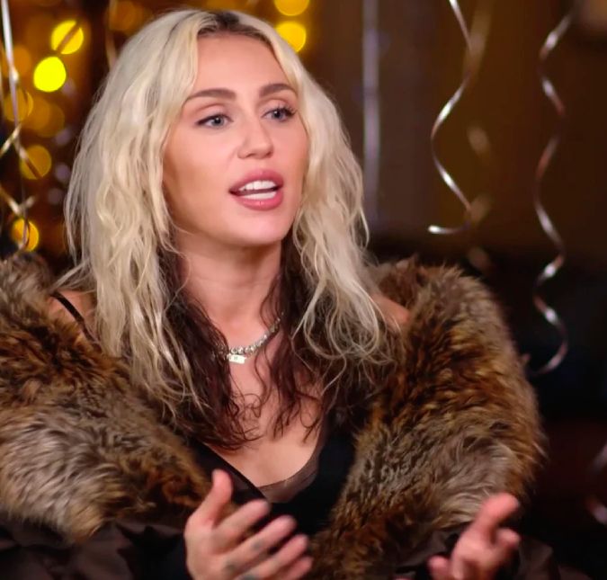 Miley Cyrus revela que tenta reverter relação tensa com o pai, Billy Ray: - Oposto de mim A cantora está se abrindo sobre a vida e o passado com os seguidores