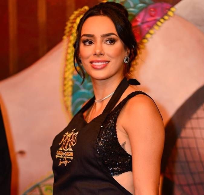 A influenciadora fez um molde de gesso e até pintou de dourado