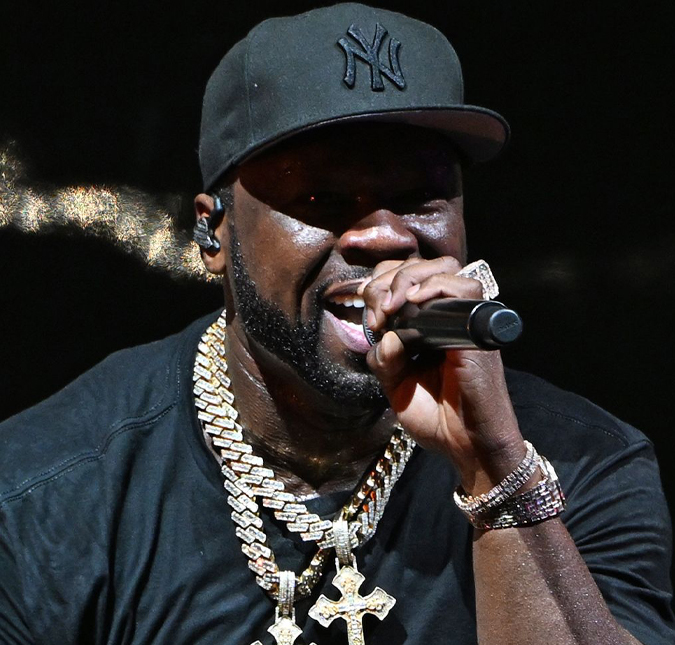 50 Cent acerta cabeça de fã após arremessar microfone em <i>show</i>