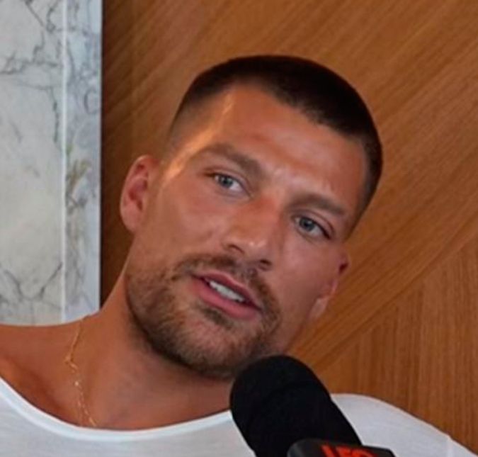 No Brasil, Simone Susinna publica foto com camiseta da seleção de futebol e exibe músculos O modelo ainda mandou um recado para os fãs brasileiros