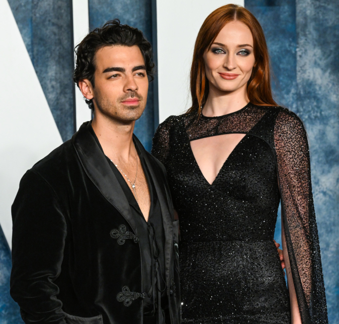 Em meio a rumores de divórcio, Joe Jonas volta a usar aliança e Sophie Turner teria ido a <I>show</I>, diz jornal