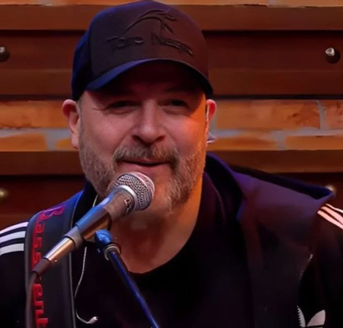 Após Mingau, do Ultraje a Rigor, ser baleado, gravações do The Noite teriam sido suspensas, diz jornal O baixista foi atingido na cabeça