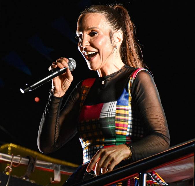 Ivete Sangalo se prepara para gravar programa em cima de trio elétrico com Thiaguinho