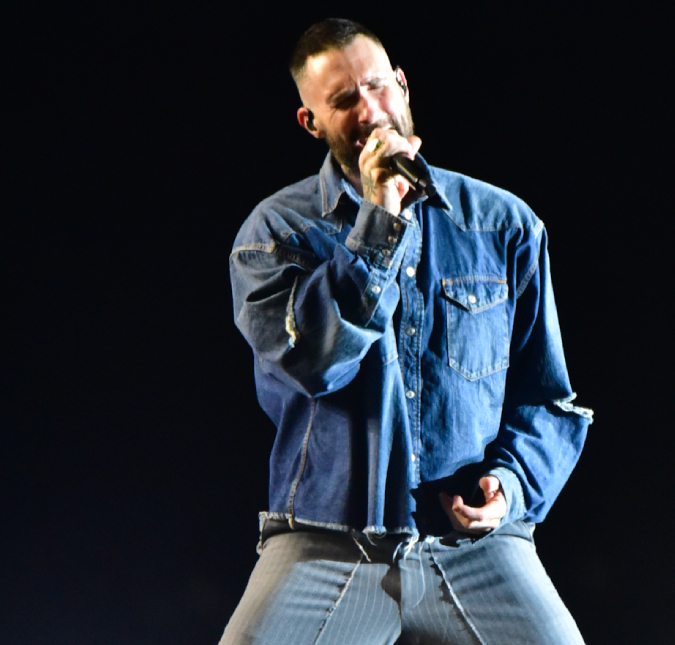 Adam Levine do <I>Maroon 5</i> sobe no palco do <I>The Town</i> com a camiseta da seleção brasileira
